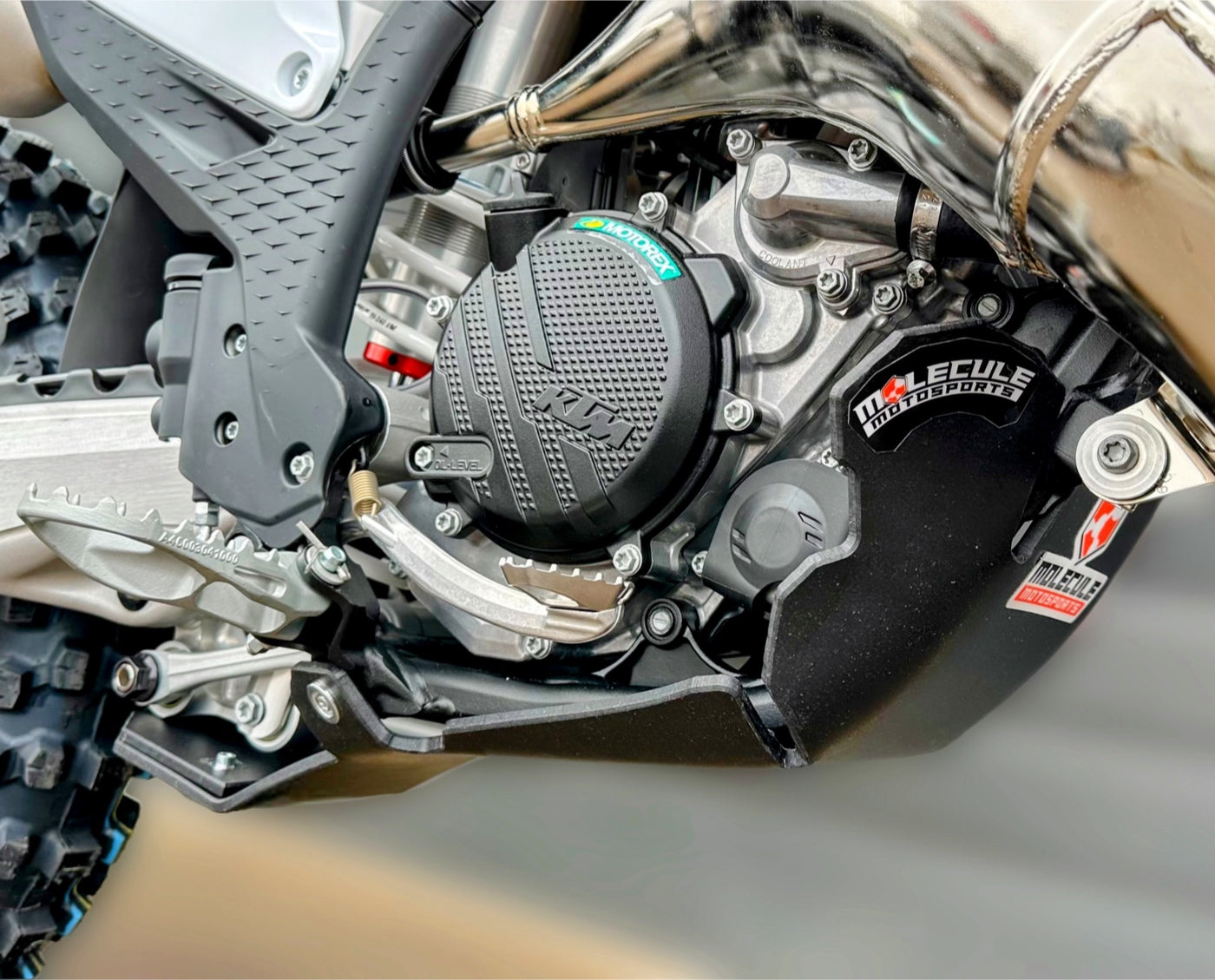 מגן גחון Molecule Motosports מ-UHMW